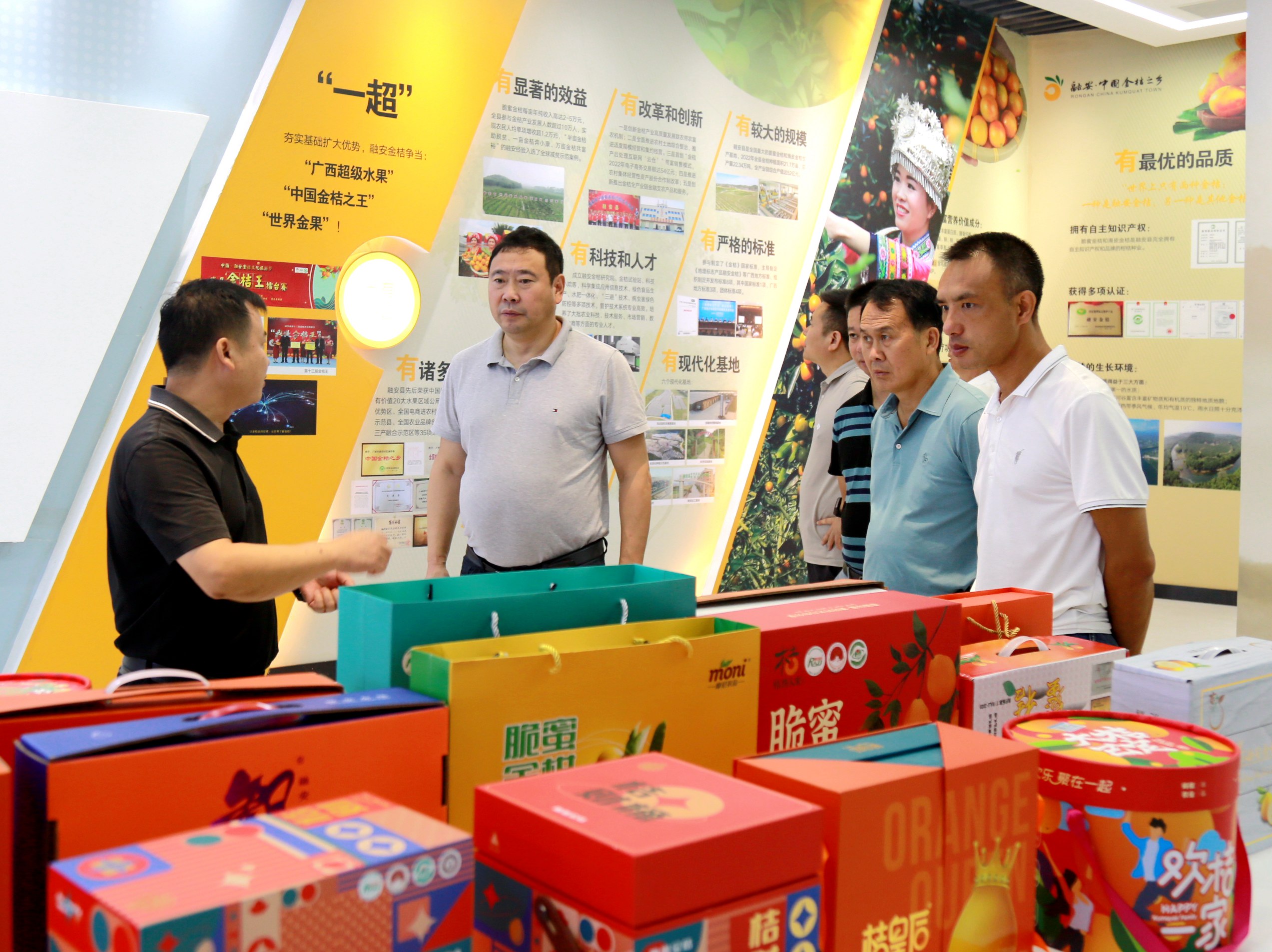 在融安金桔科研中心展示厅考察 (1).jpg