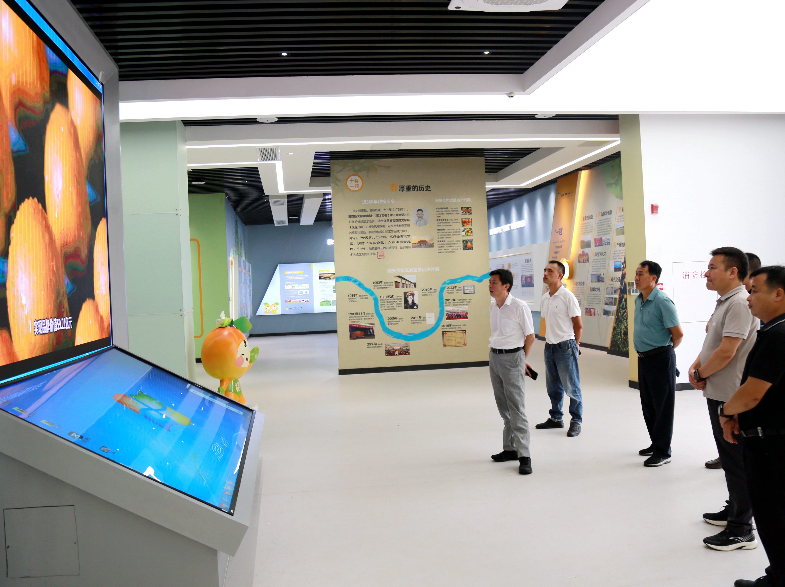 在融安金桔科研中心展示厅考察 (2).jpg